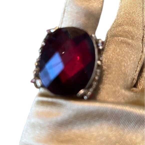 Curations beautiful large red stone ring w/flower details on an ornate band EUC - Picture 1 of 14